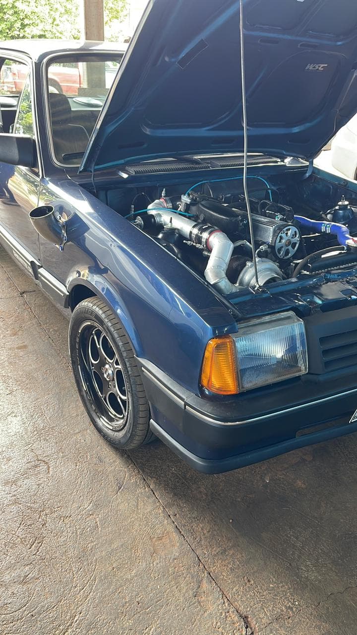 Motor de Chevette turbo em destaque